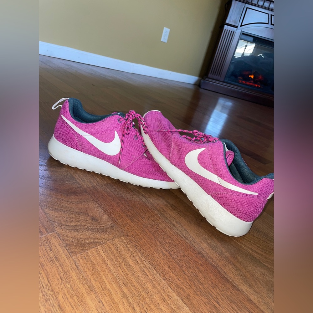 Nike women roshe sneaker - size 10. In great condition